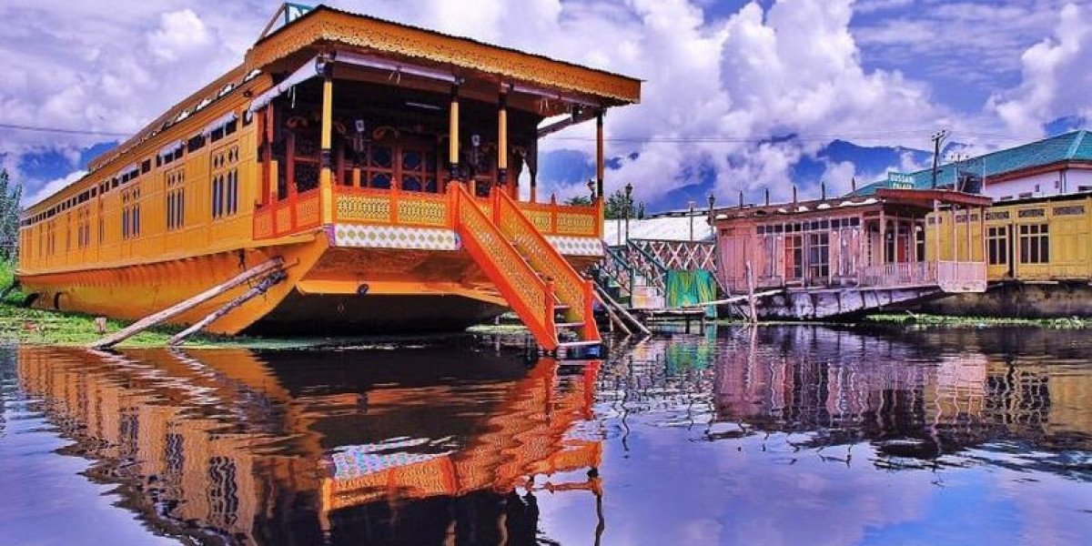 Srinagar’s Best-Kept Secret: Houseboats Galore!